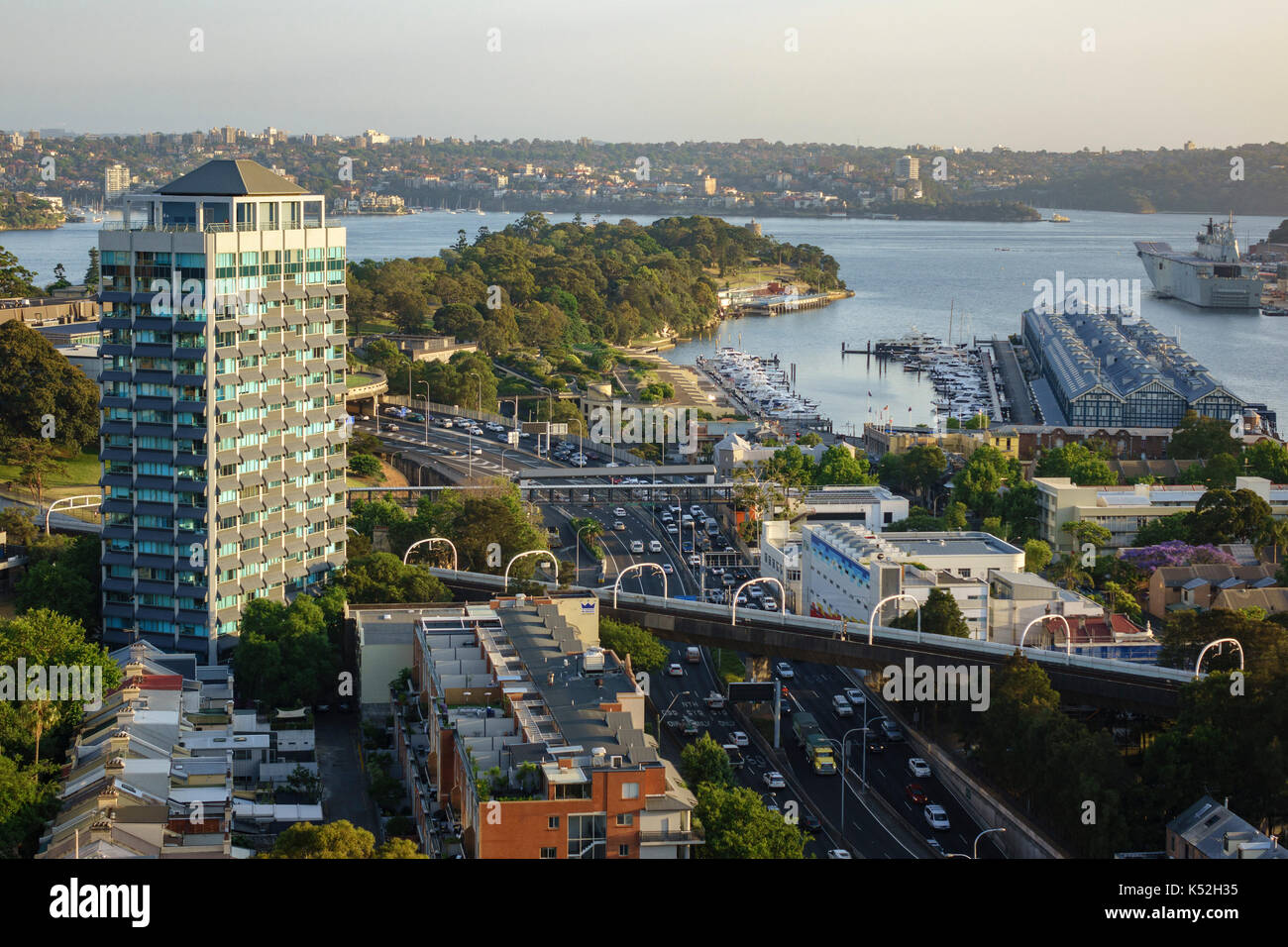 Morgen den Verkehr auf der Autobahn M1, die zu Australien Sydney Central Business District in Woolloomooloo Stockfoto