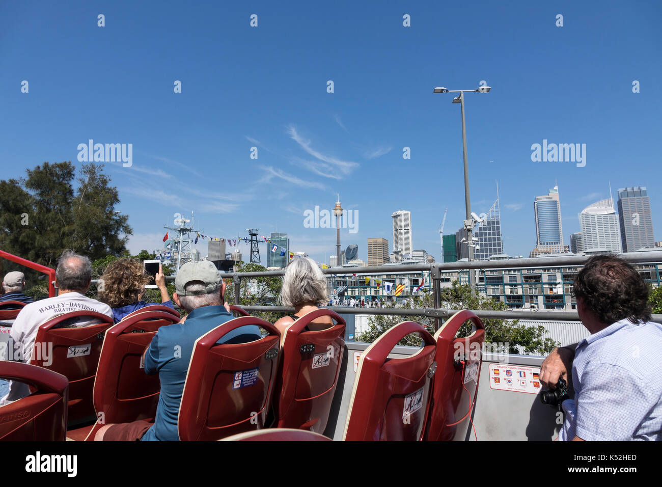 Touristen auf einer Sydney Australien Hop-on-Hop-off-Bus, Sydney Skyline vorbei Finger Wharf in Woolloomooloo Stockfoto
