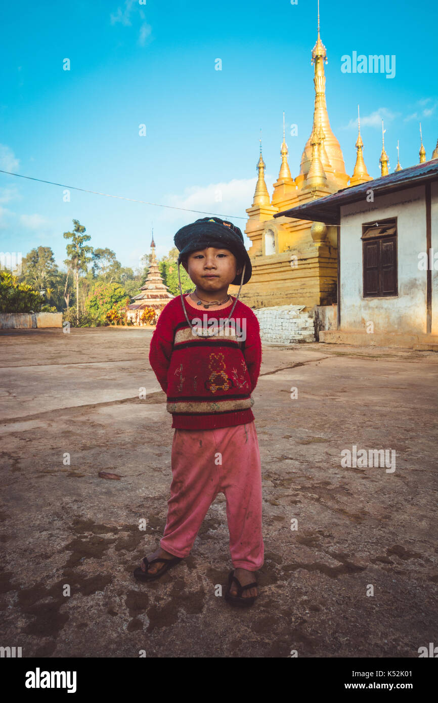 Shan Staat, Myanmar Dez. 26, 2013. Ein Junge, Lächeln für die Kamera außerhalb seiner Buddhistischen Montessori home in ländlichen Myanmar (Birma) Stockfoto