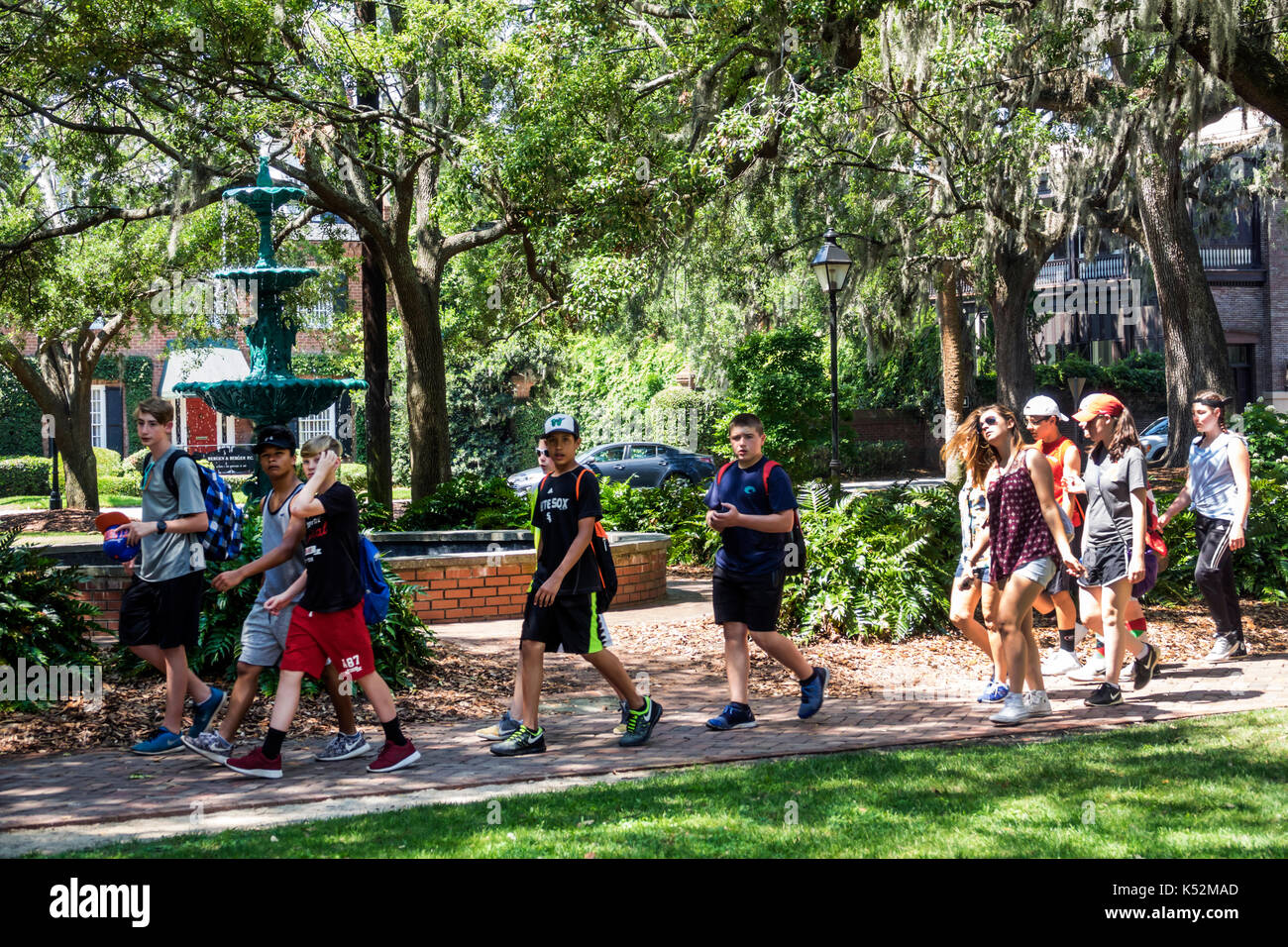 Savannah Georgia, historisches Viertel, Lafayette Square, Studenten, Wandern, Park, Besucher reisen Reisen Tour touristischer Tourismus Wahrzeichen, Kultur Cu Stockfoto
