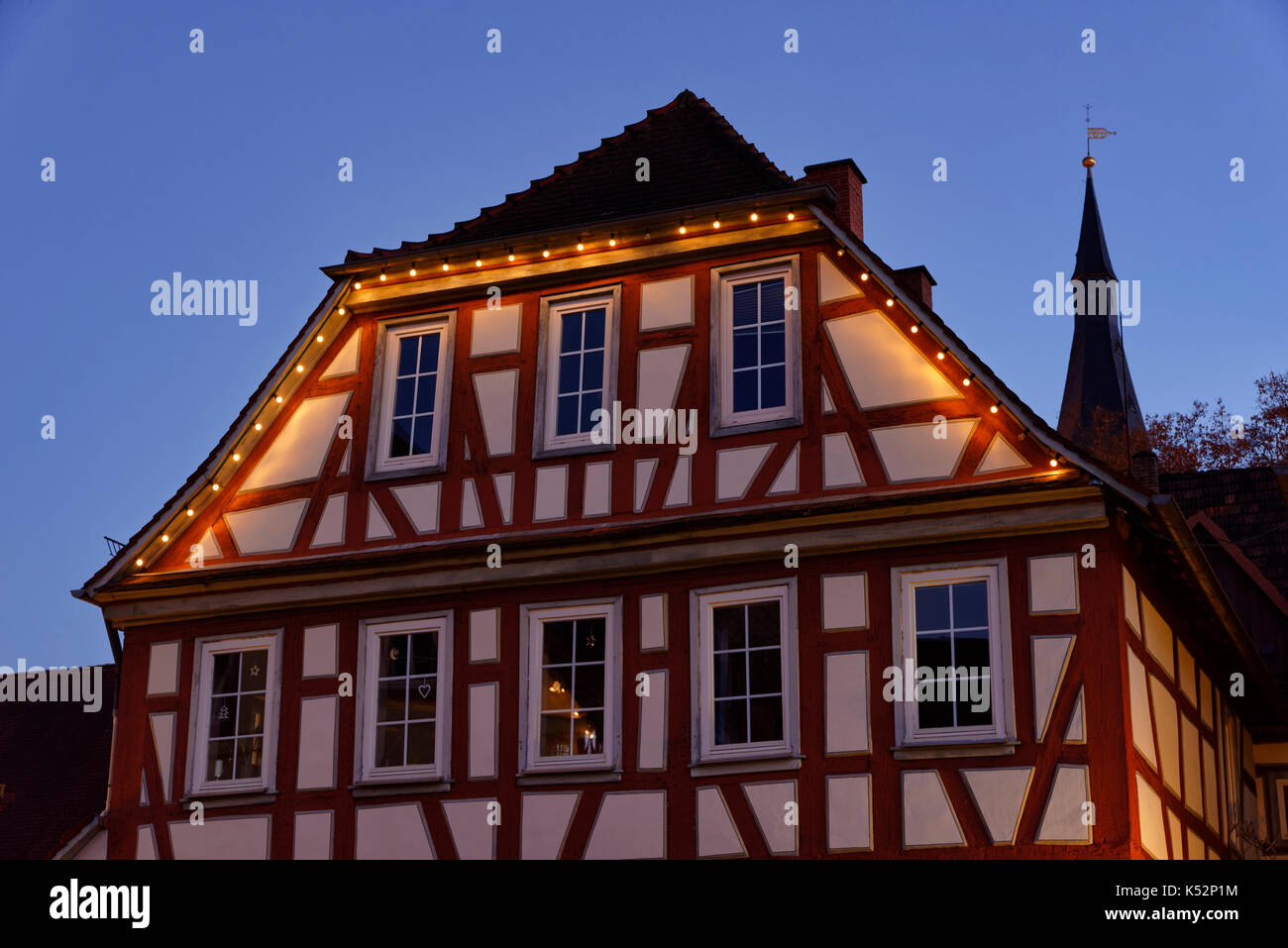 Festlich beleuchtete Fachwerkhaus in der Altstadt von Erbach im ...