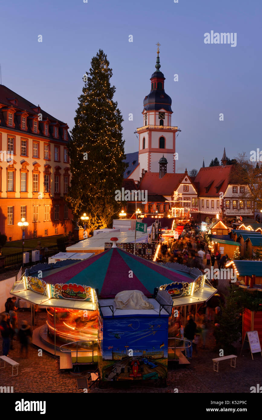 Weihnachtsmarkt auf dem Marktplatz in Erbach im Odenwald, mit Burg, die Pfarrkirche und das historische Rathaus, Hessen, Deutschland Stockfoto