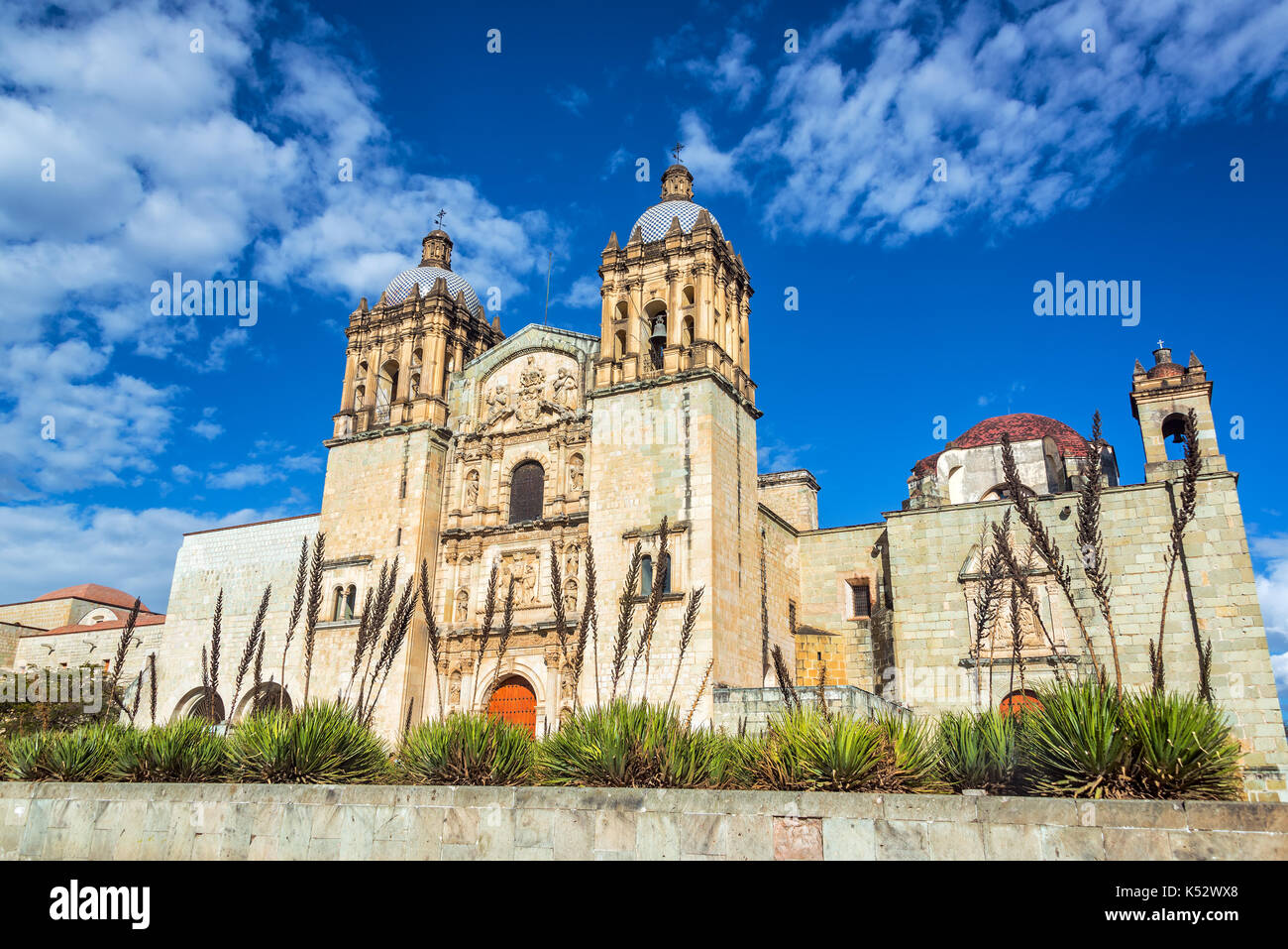 Schöne Kirche Santo Domingo und Agaven in Oaxaca, Mexiko Stockfoto