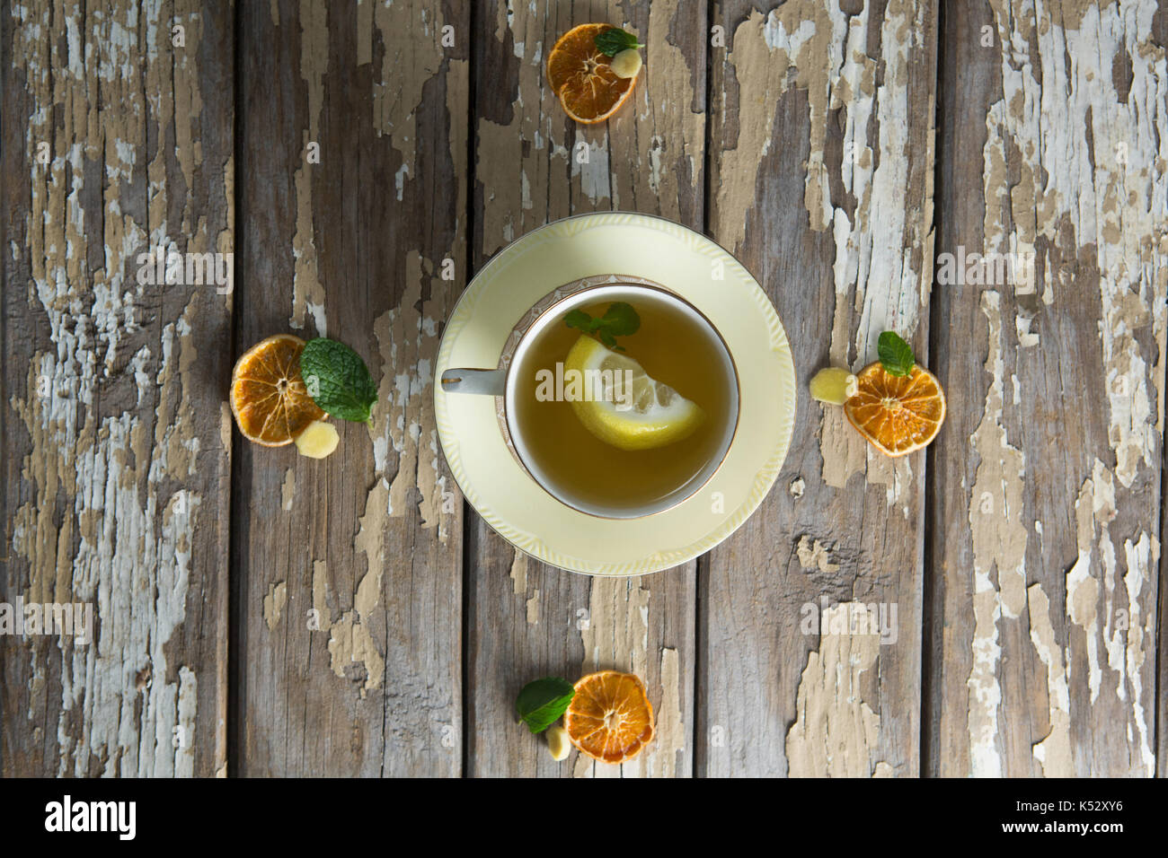 Ansicht von oben von Zitrone und Minze in Ingwer Tee auf verwitterte Tabelle Stockfoto