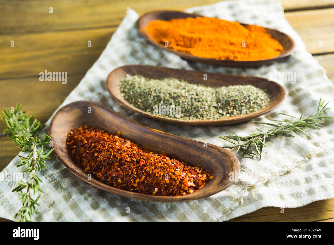 Verschiedene Arten von Spice Pulver und Kräutern auf hölzernen Tisch Stockfoto