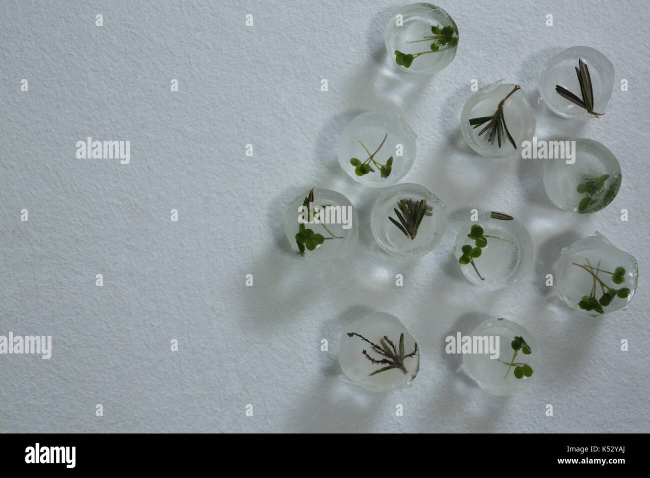 Nahaufnahme der Eiswürfel mit Kräutern aromatisiert Stockfoto