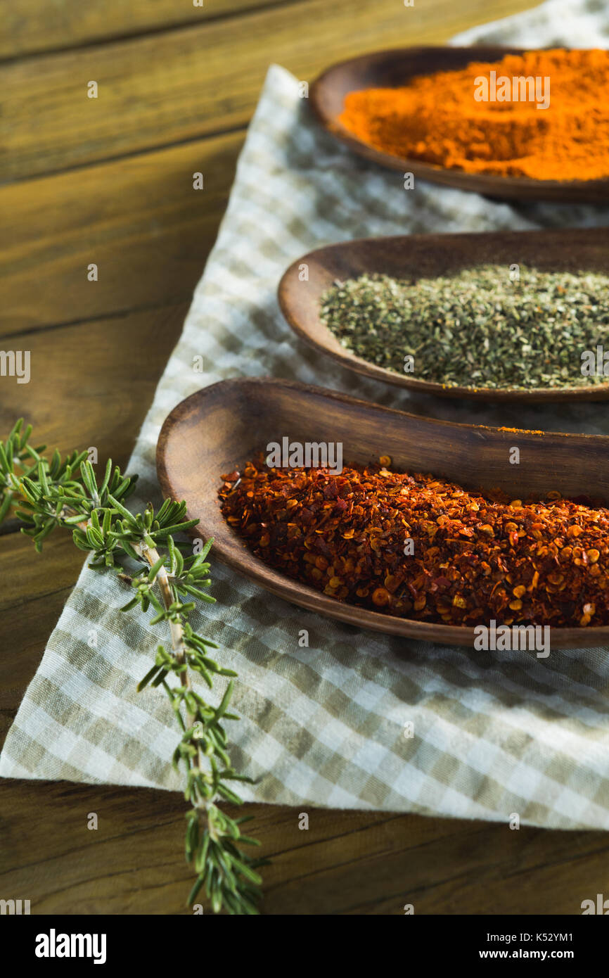 Verschiedene Arten von Spice Pulver und Kräutern auf hölzernen Tisch Stockfoto
