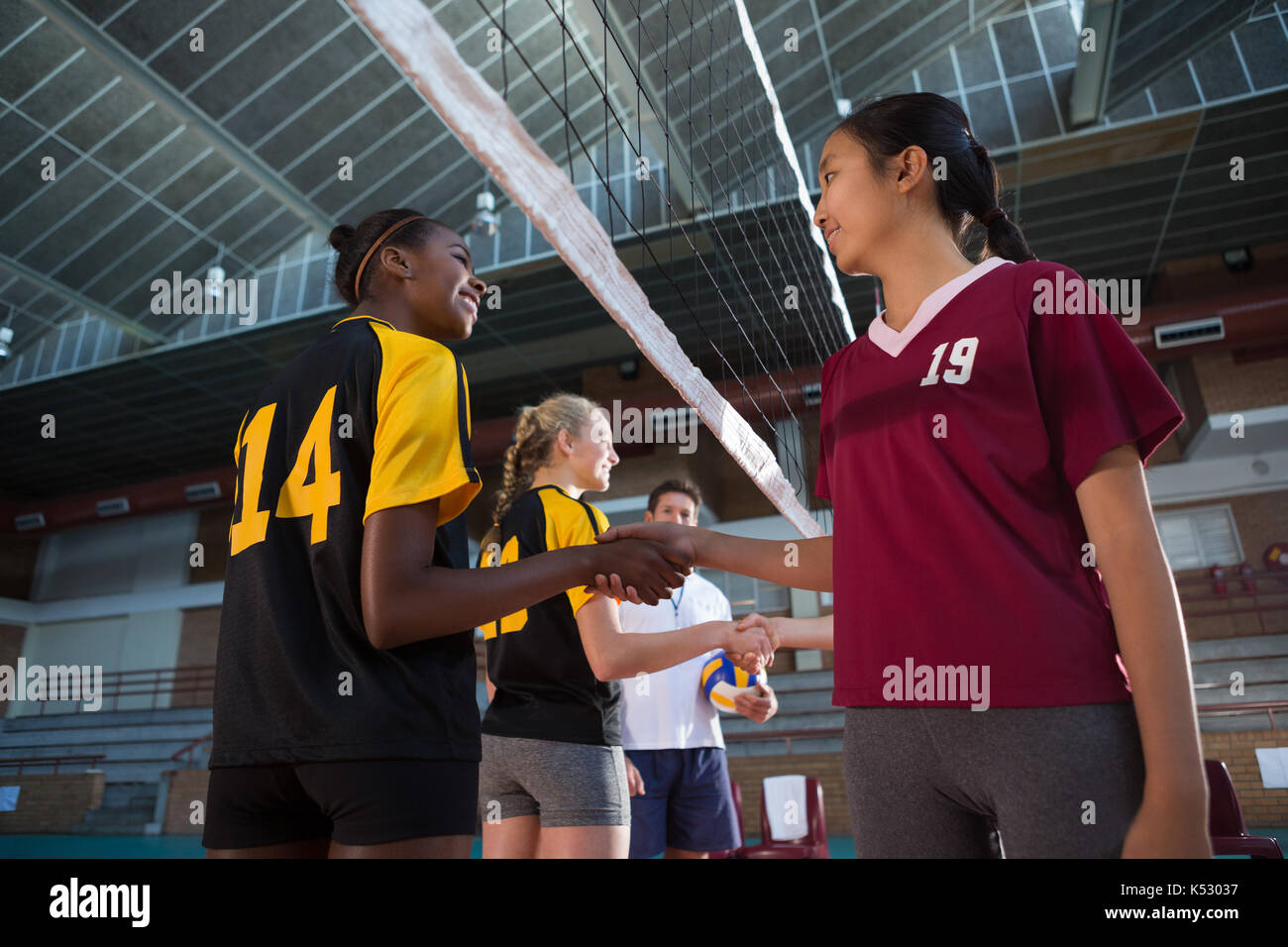 Lächelnd weibliche Spieler Hände schütteln Nach dem Match in der Volleyballplatz Stockfoto