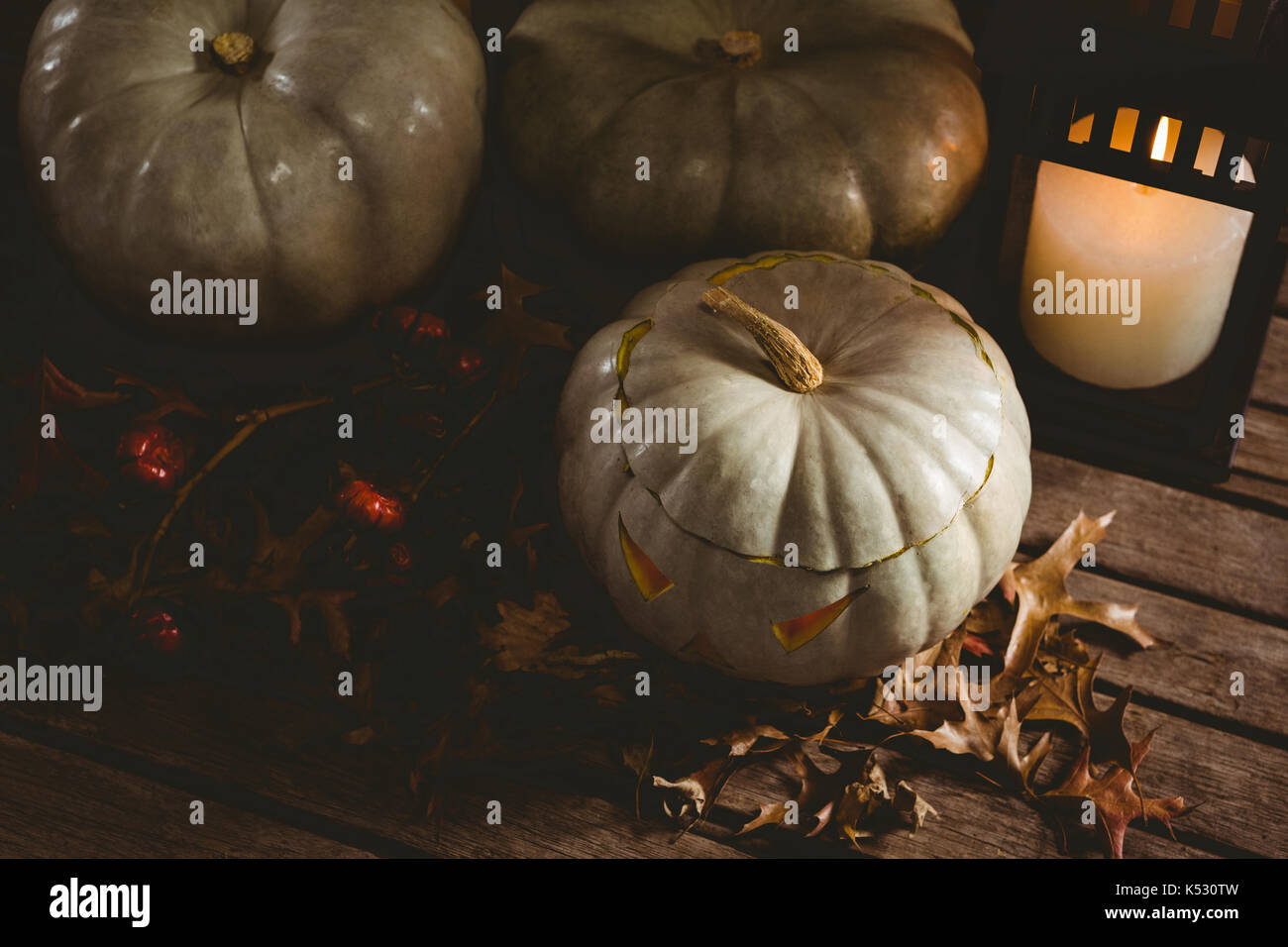 Hohe Betrachtungswinkel der Weißen jack o Laternen mit Blätter im Herbst von Kerze auf dem Tisch Stockfoto