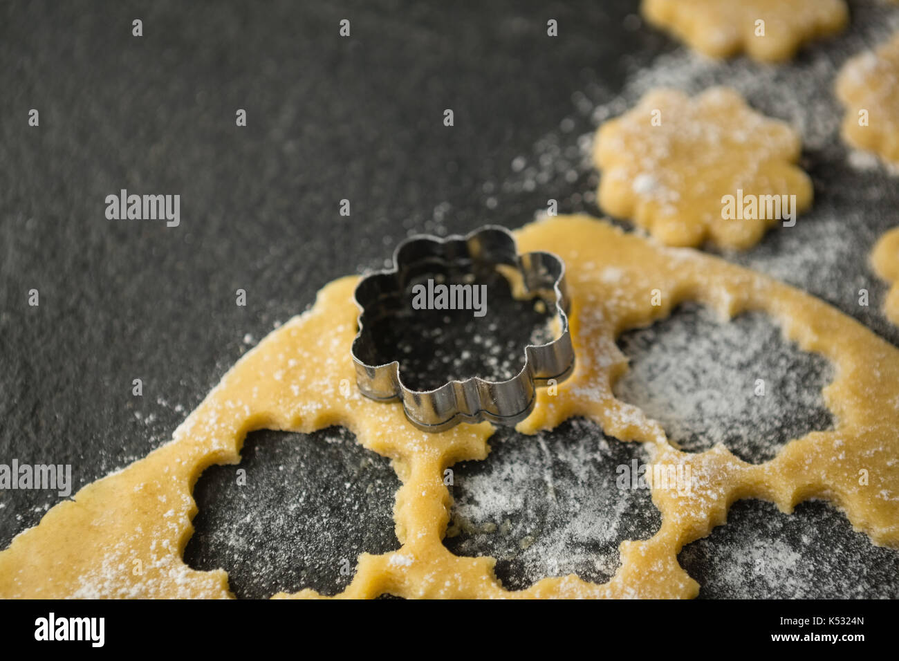 Hohe Betrachtungswinkel von Blume Schimmel auf den Teig am Tisch Stockfoto