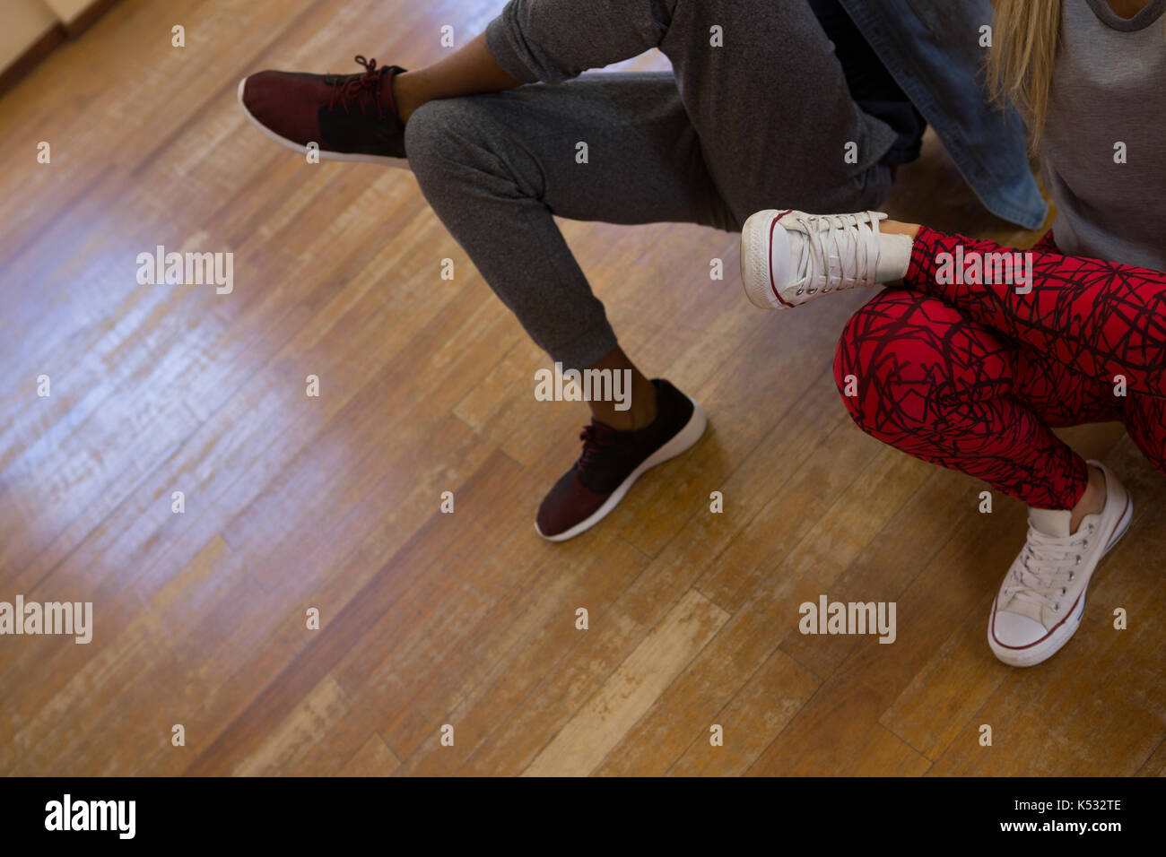 Niedrige Abschnitt von Tänzern Proben auf Fußboden im Studio Stockfoto