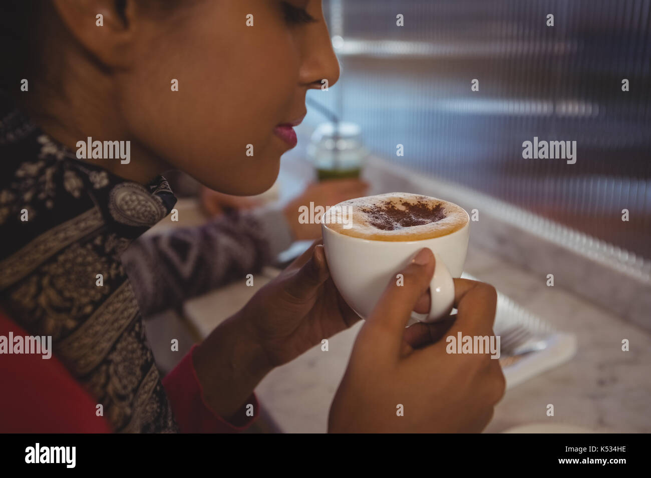 Nahaufnahme der jungen Frau Kaffee im Cafe Stockfoto