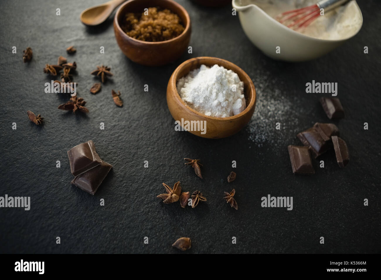 Hohe Betrachtungswinkel von Mehl mit Spice und Schokoriegel auf Tisch Stockfoto