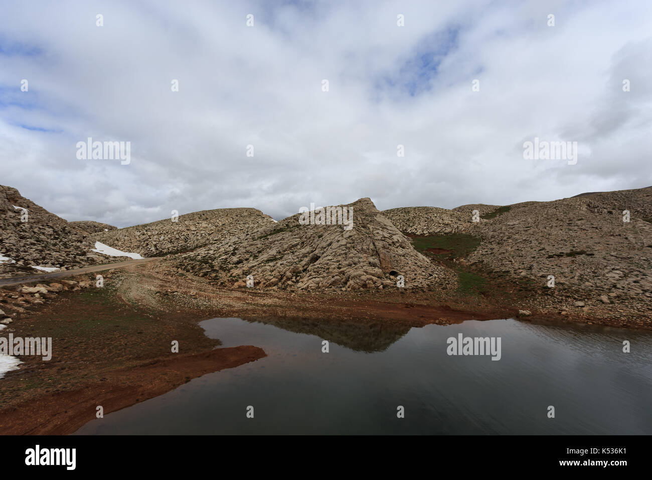Horizontale Schuß von Bergsee Schuß auf bewölkten Tag Stockfoto