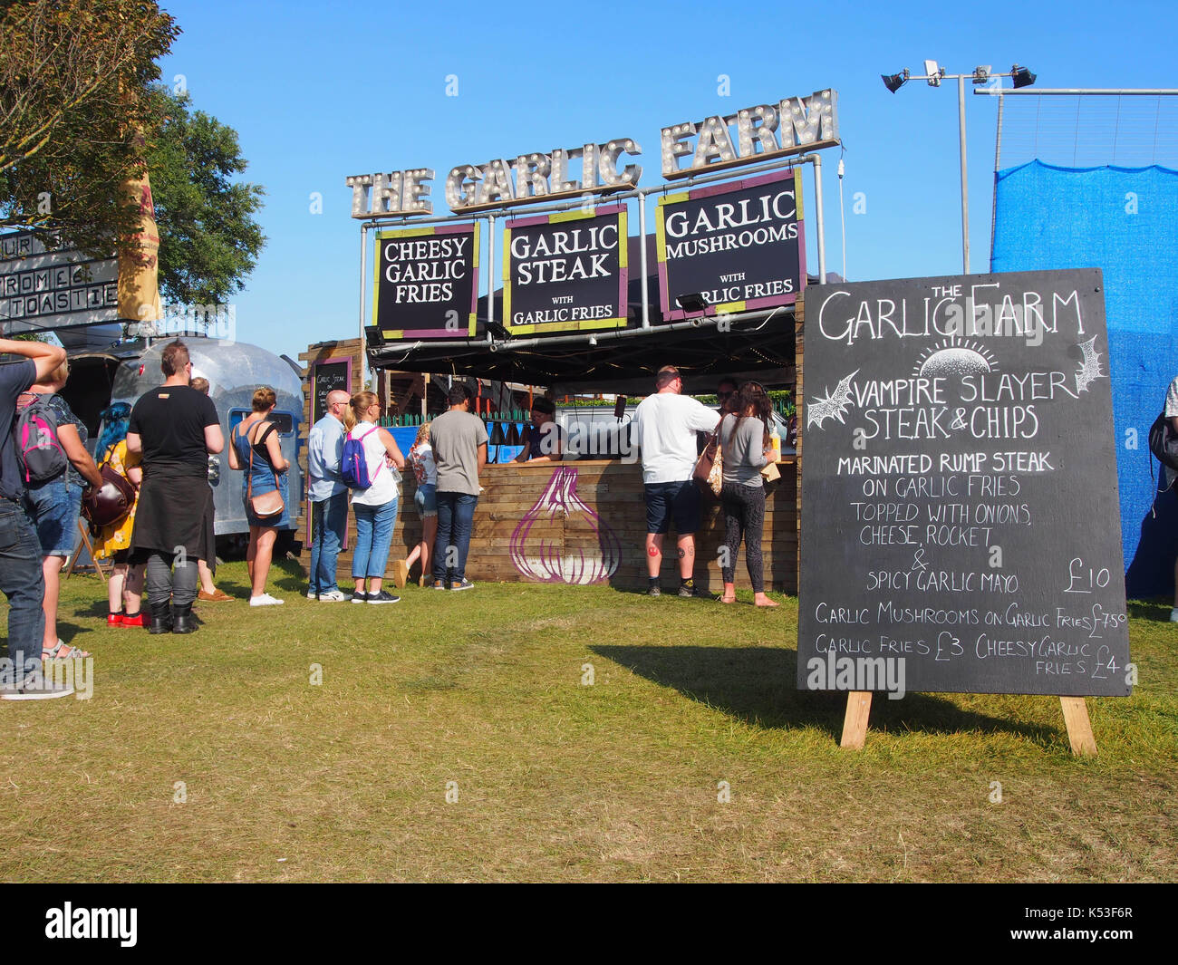 Kunden Warteschlange Knoblauch Lebensmittel Catering an einer im Sommer Festival Abschaltdruck Stockfoto