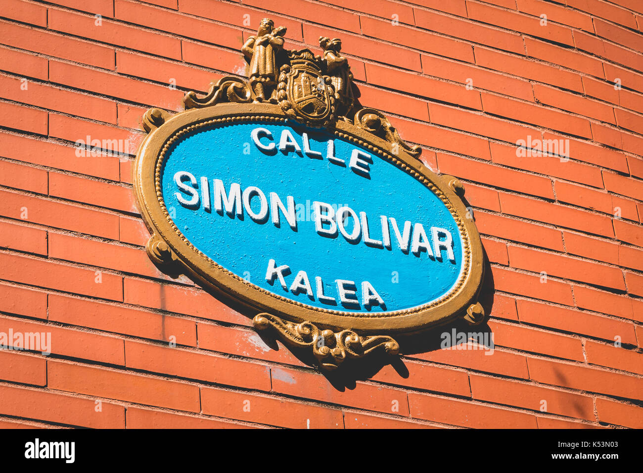 Straßenschild in Spanien, die auf Spanisch und Katalanisch-Simon Bolivar Straße geschrieben wird Stockfoto
