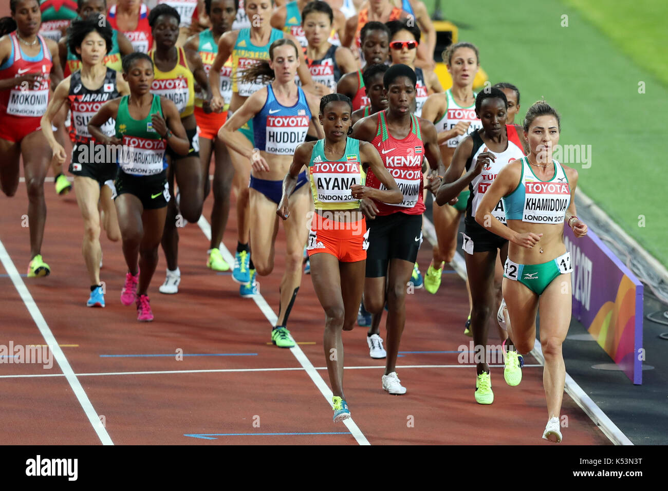 Sitora KHAMIDOVA (Usbekistan), Almaz AYANA (Äthiopien) in den Frauen- 10000 m-Finale bei den 2017, Leichtathletik-WM, Queen Elizabeth Olympic Park, Stratford, London, UK konkurrieren. Stockfoto