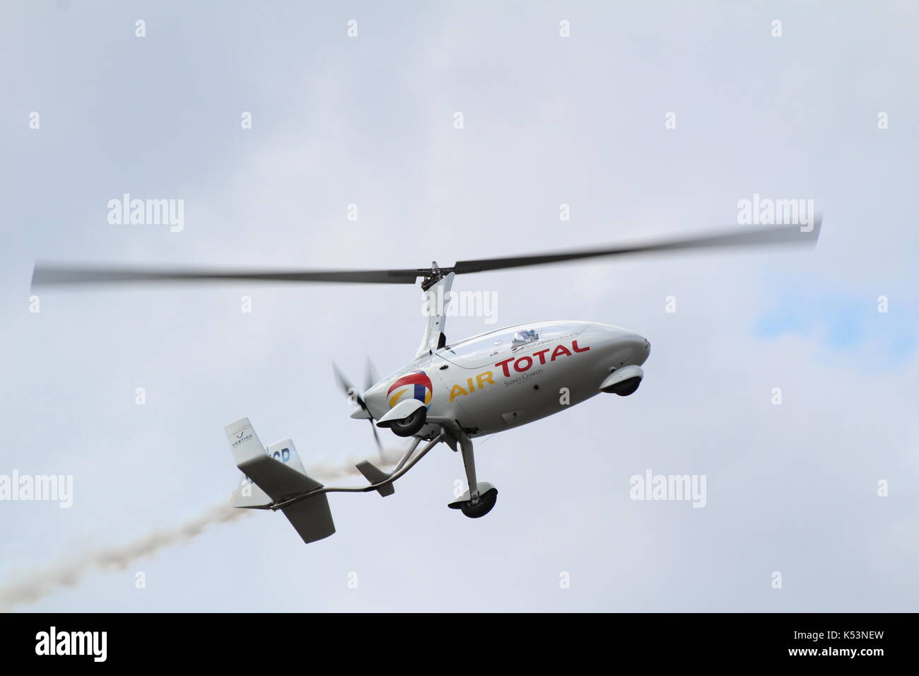 G-DISP, ein RotorSport UK Calidus Tragschrauber pilotiert von Peter Davies, die in der schottischen International Airshow über Ayr Bucht in Ayrshire. Stockfoto