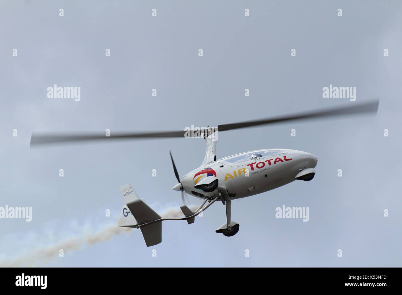 G-DISP, ein RotorSport UK Calidus Tragschrauber pilotiert von Peter Davies, die in der schottischen International Airshow über Ayr Bucht in Ayrshire. Stockfoto