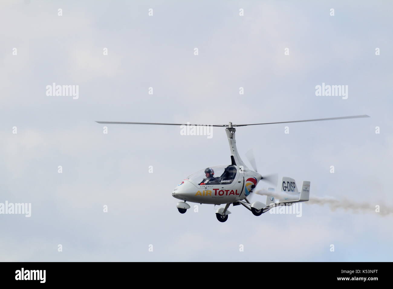 G-DISP, ein RotorSport UK Calidus Tragschrauber pilotiert von Peter Davies, die in der schottischen International Airshow über Ayr Bucht in Ayrshire. Stockfoto