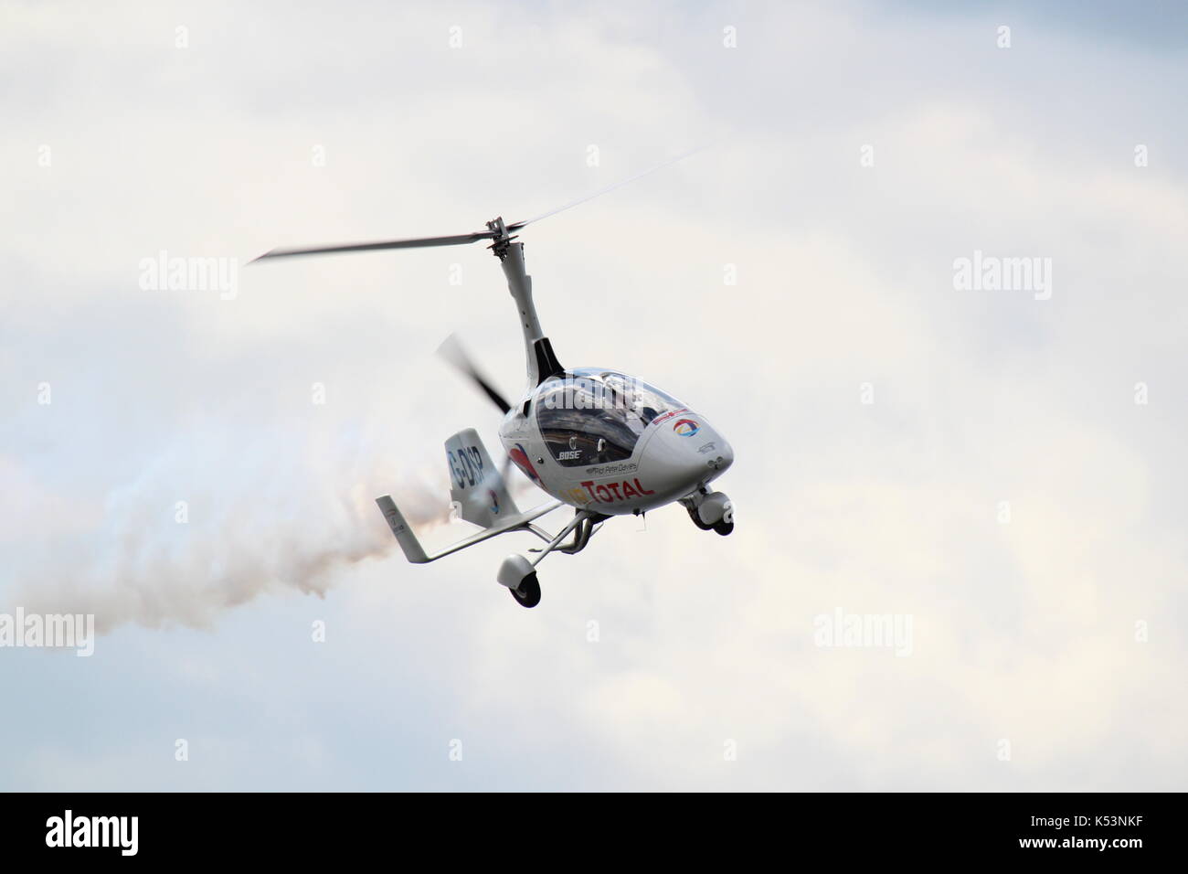 G-DISP, ein RotorSport UK Calidus Tragschrauber pilotiert von Peter Davies, die in der schottischen International Airshow über Ayr Bucht in Ayrshire. Stockfoto