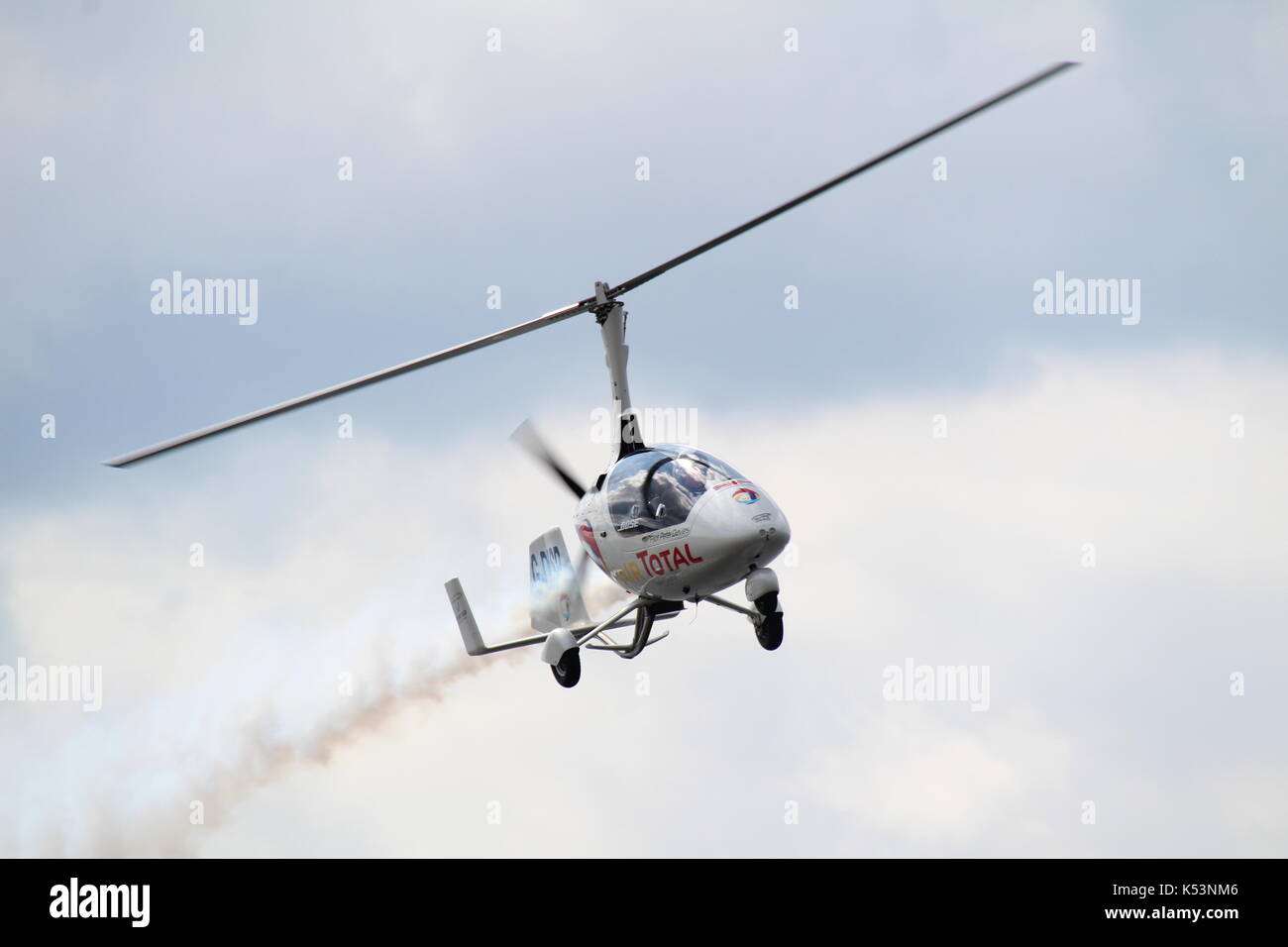 G-DISP, ein RotorSport UK Calidus Tragschrauber pilotiert von Peter Davies, die in der schottischen International Airshow über Ayr Bucht in Ayrshire. Stockfoto
