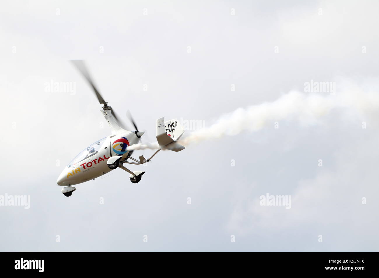 G-DISP, ein RotorSport UK Calidus Tragschrauber pilotiert von Peter Davies, die in der schottischen International Airshow über Ayr Bucht in Ayrshire. Stockfoto