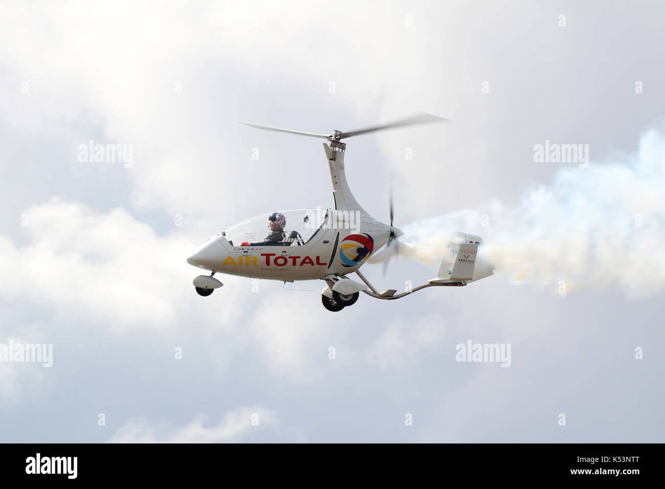 G-DISP, ein RotorSport UK Calidus Tragschrauber pilotiert von Peter Davies, die in der schottischen International Airshow über Ayr Bucht in Ayrshire. Stockfoto