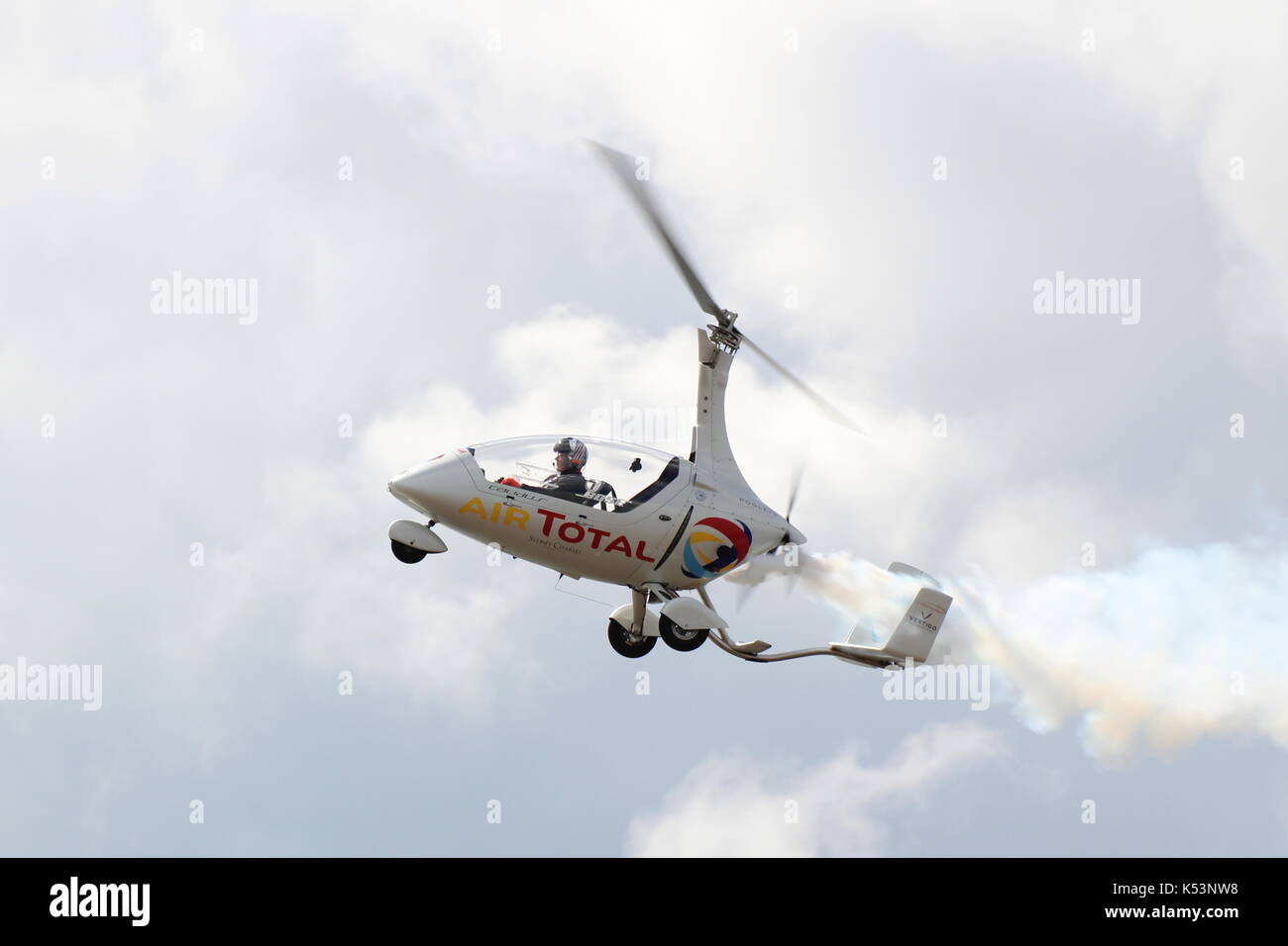 G-DISP, ein RotorSport UK Calidus Tragschrauber pilotiert von Peter Davies, die in der schottischen International Airshow über Ayr Bucht in Ayrshire. Stockfoto