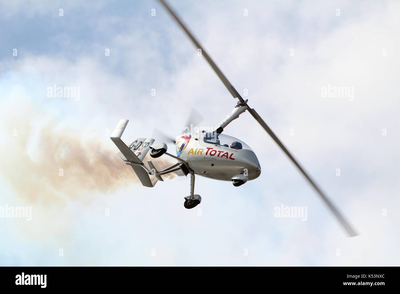 G-DISP, ein RotorSport UK Calidus Tragschrauber pilotiert von Peter Davies, die in der schottischen International Airshow über Ayr Bucht in Ayrshire. Stockfoto