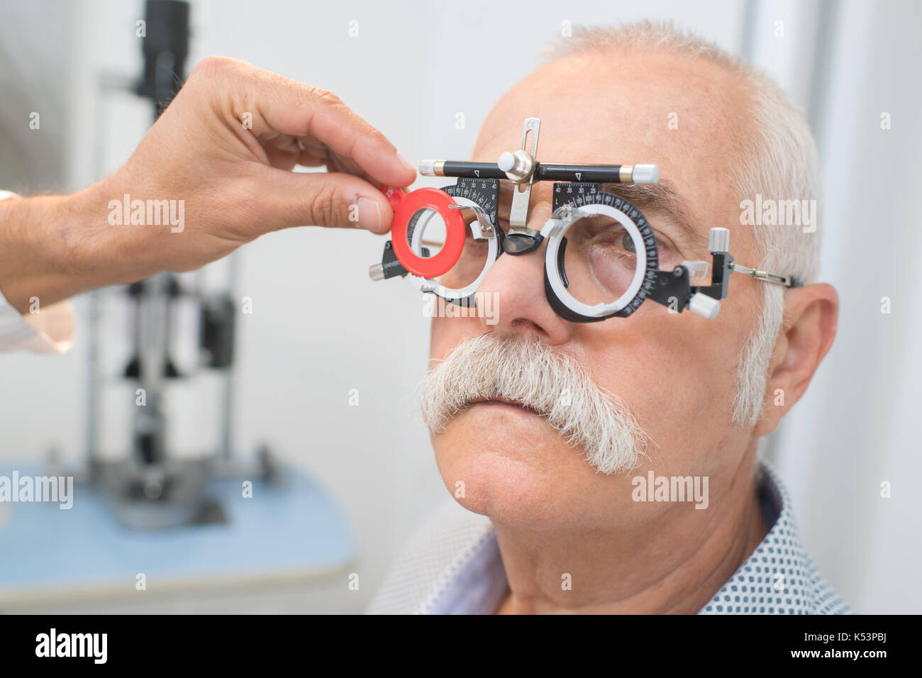 Augenarzt bestimmt Abstand der Augen Schüler zu Patient Stockfoto