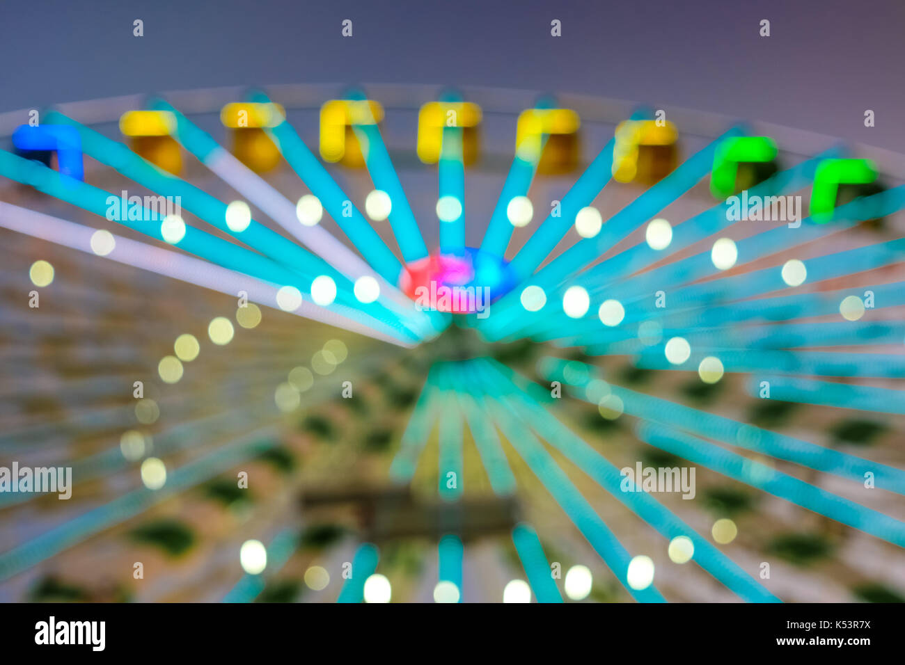 Abstrakte defokussierten Unschärfe des Riesenrad bei Nacht Stockfoto