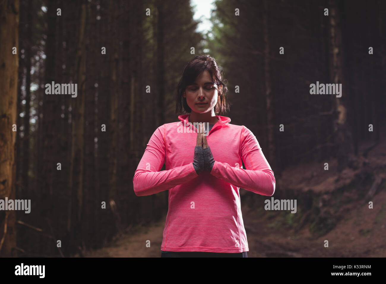 Frau durchführen Yoga im Wald an einem sonnigen Tag Stockfoto