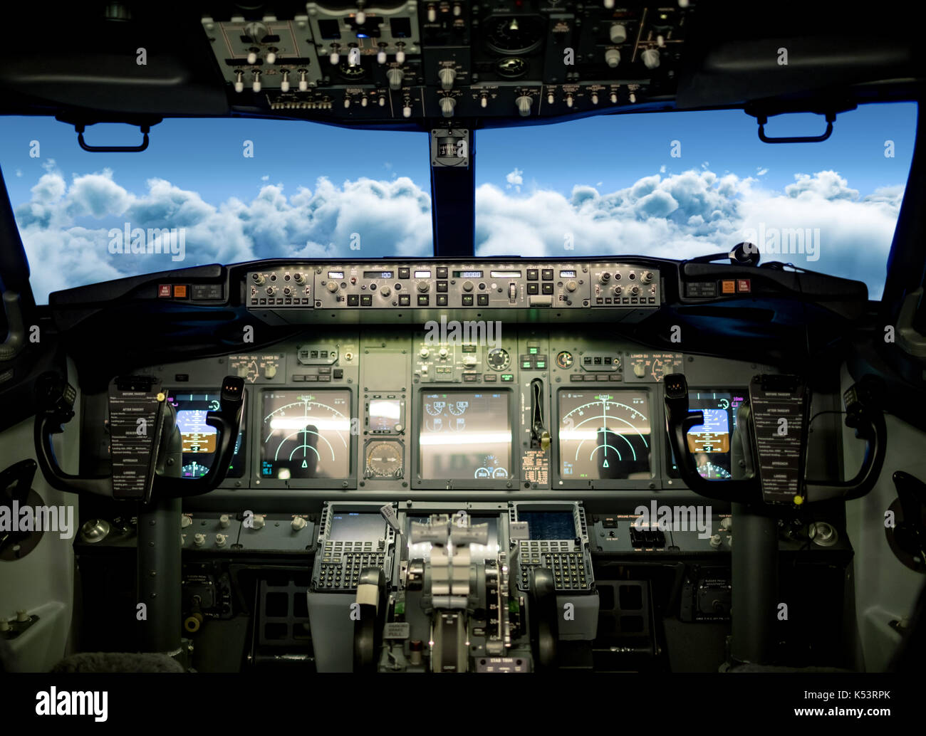 Blick auf Wolken im Himmel von Flugzeug cockpit Windschutzscheibe gesehen Stockfoto
