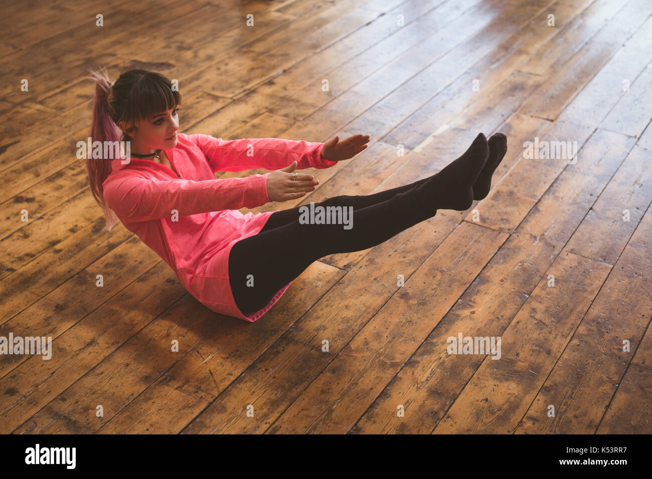 Volle Länge des jungen Frau Yoga auf Holzboden Stockfoto