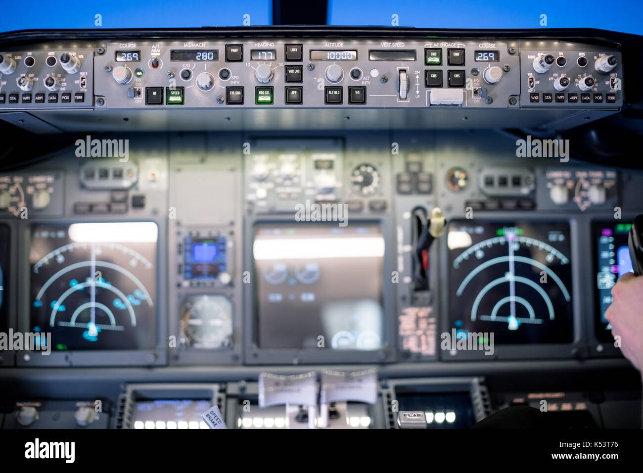 Komplexe Tasten und Radar Bildschirmen auf dem Armaturenbrett in Flugzeug Cockpit Stockfoto