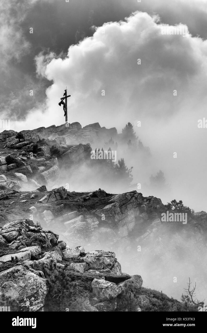 Kreuz und Jesus in den Wolken, über Reciesca Hütte, Südtirol, Norditalien Stockfoto