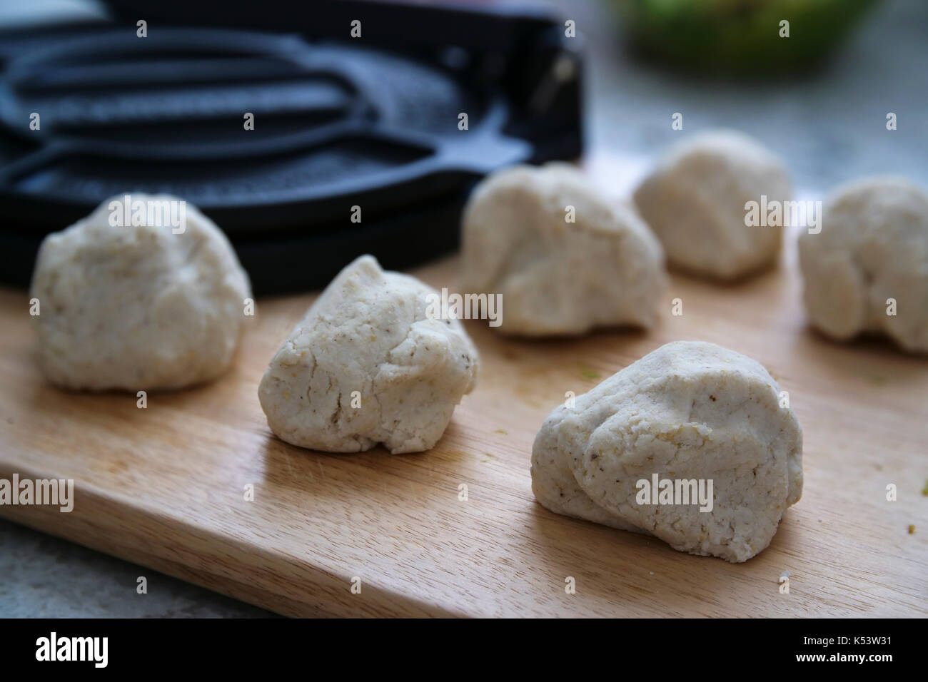 Masa harina tortilla Teig auf Schneidebrett mit Tortilla drücken Sie im Hintergrund. Stockfoto