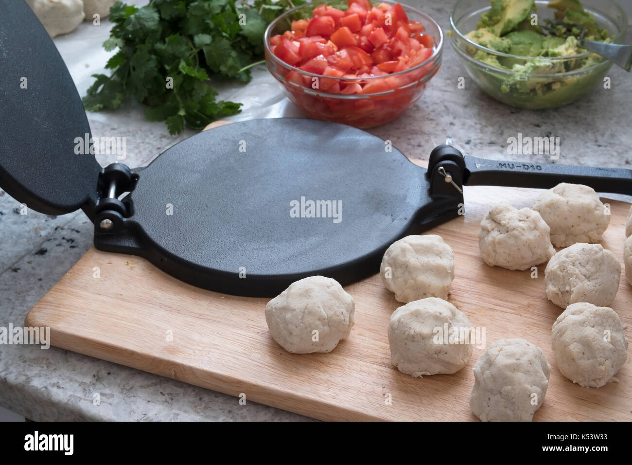 Masa harina tortilla Teig auf Schneidebrett mit Tortilla drücken Sie Stockfoto