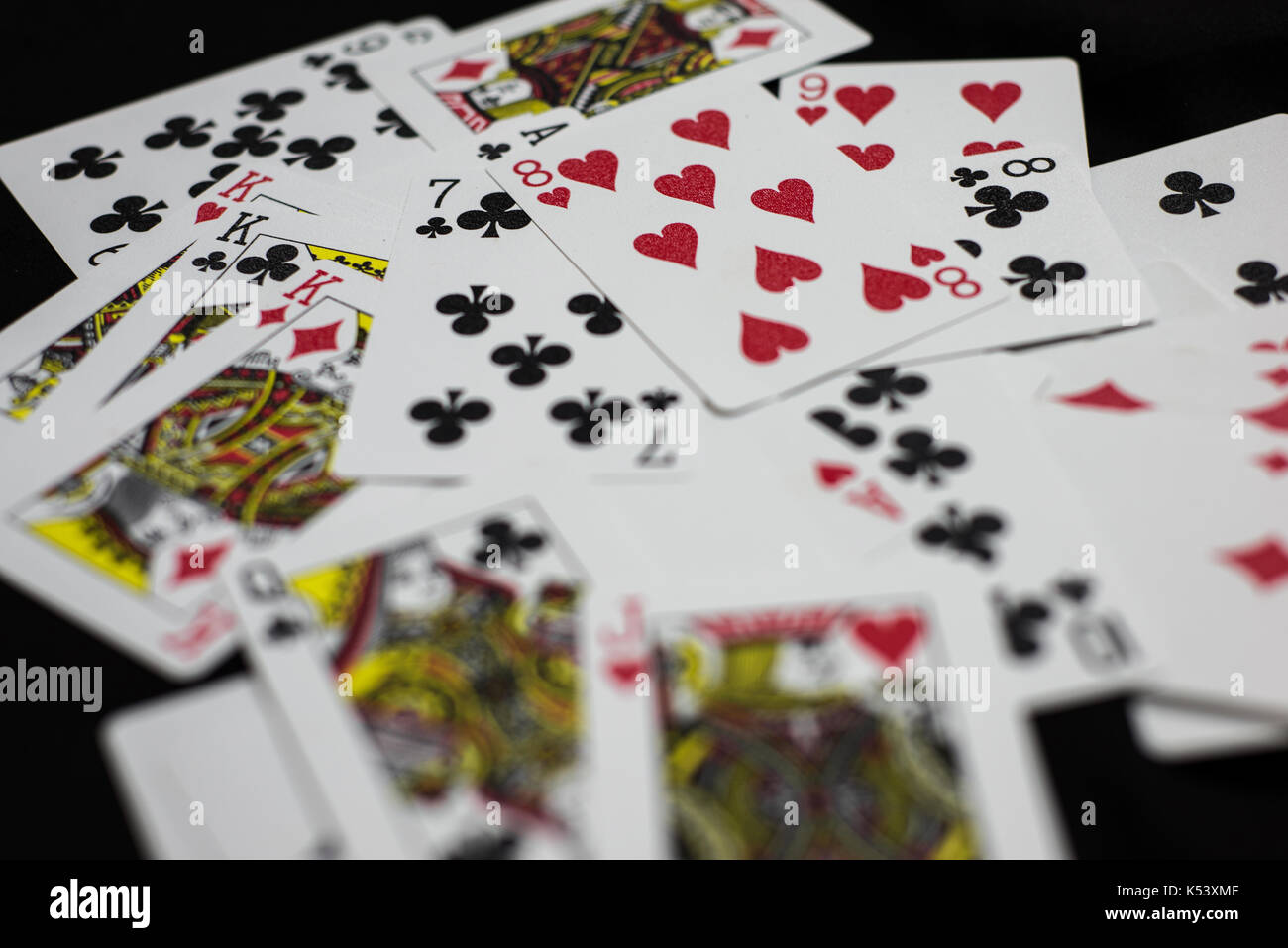 Ein deck Spielkarten spritzte über den Tisch Stockfoto