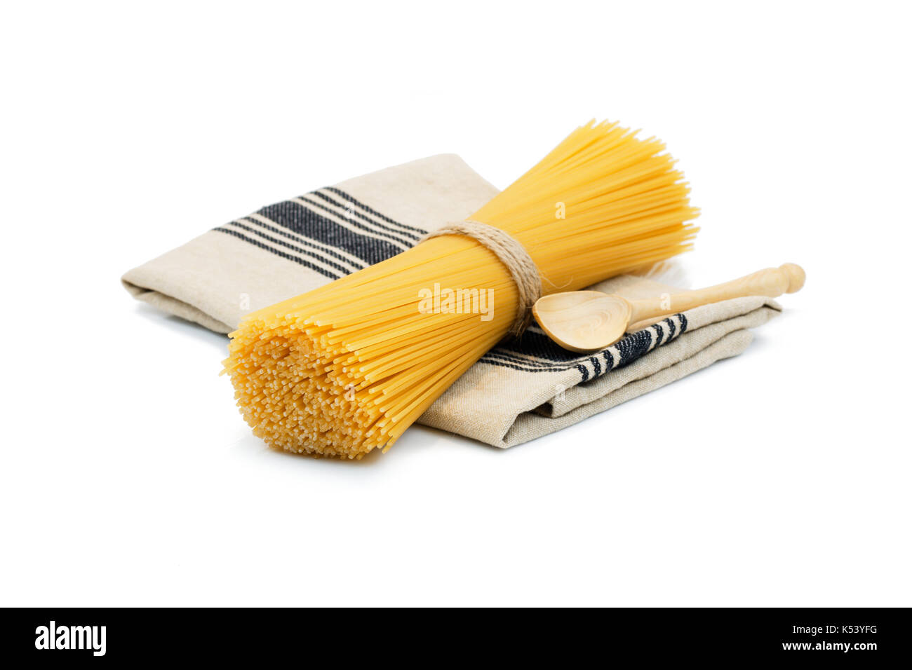 Organische rohe Spaghetti isoliert auf weißem Stockfoto