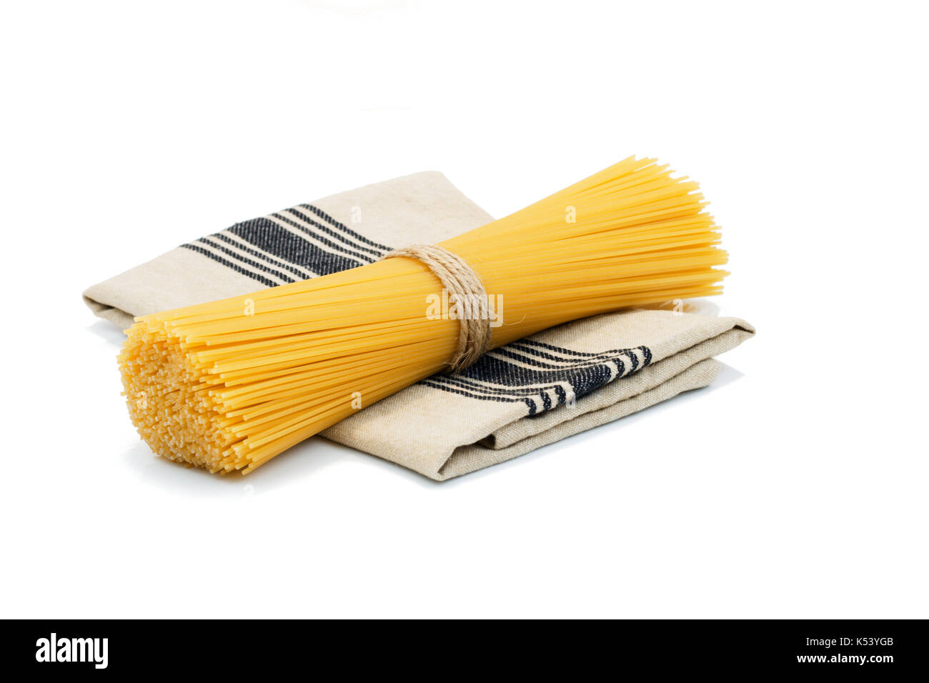 Organische rohe Spaghetti isoliert auf weißem Stockfoto