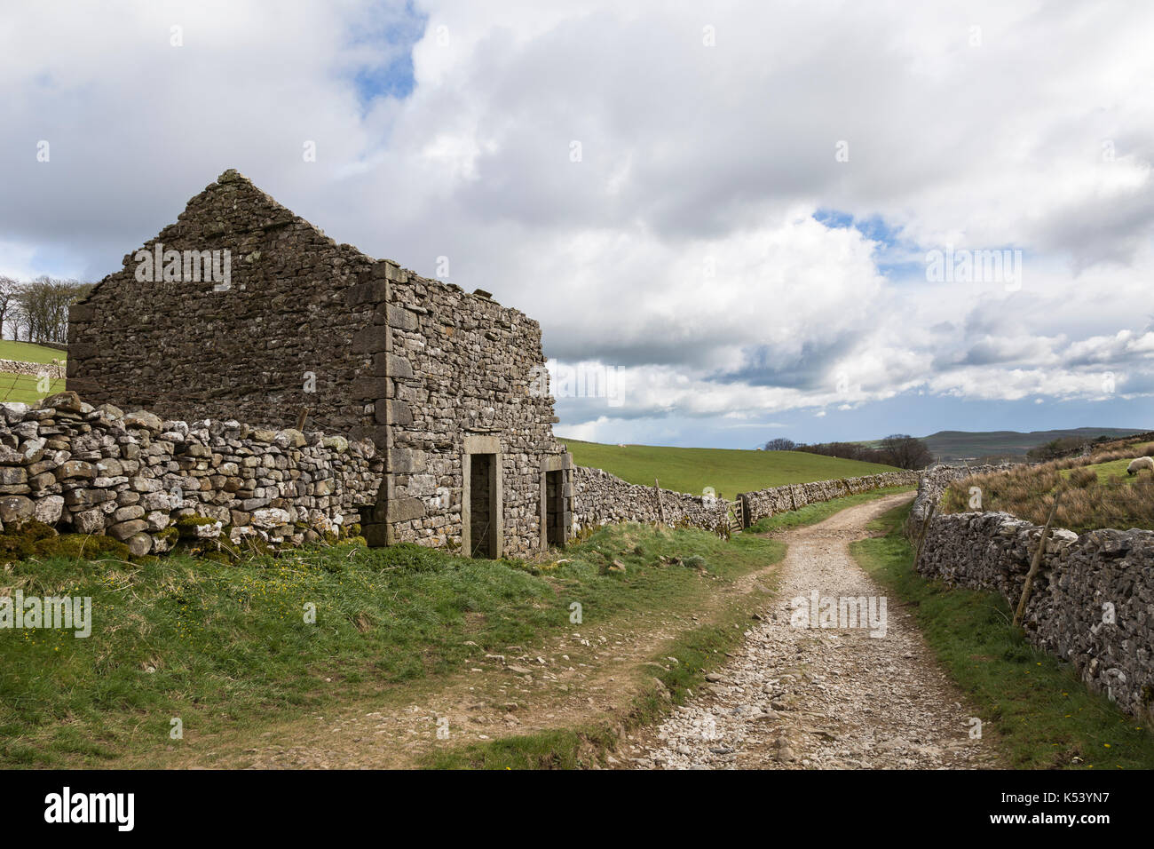 Eine alte Scheune neben einem alten fuhr Straße nahe Horton in Ribblesdale, in den Yorkshire Dales, England - in der Nähe von Brants Gill Kopf und Horton Narbe Stockfoto