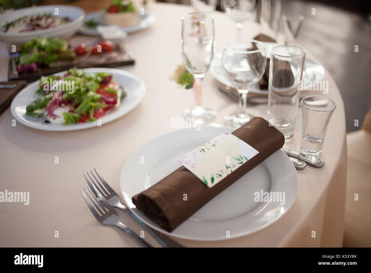 Tisch im Restaurant. Guest Card Stockfoto