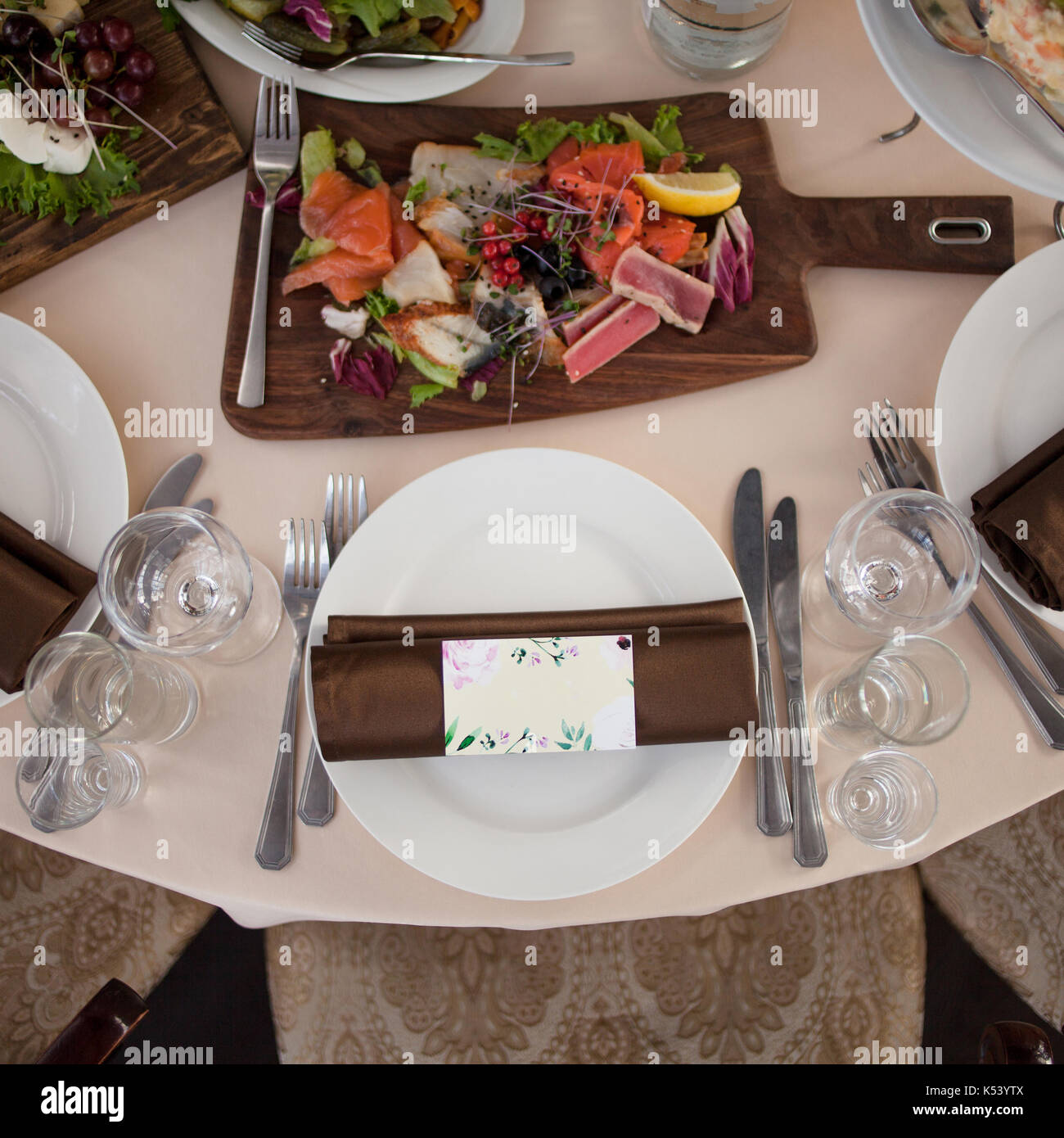 Tisch im Restaurant. Guest Card Stockfoto