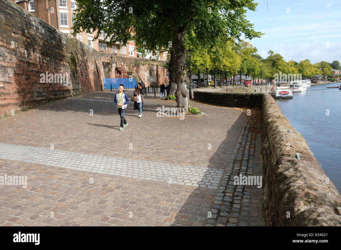 Chester, Cheshire, River Dee, Stilvoll, Modern, Blühend, Georgisch, Römische Stadtmauer, Dee Banken, Bootsverleih, Bootsfahrten, Weir, Bandenstand, Tourist. Stockfoto