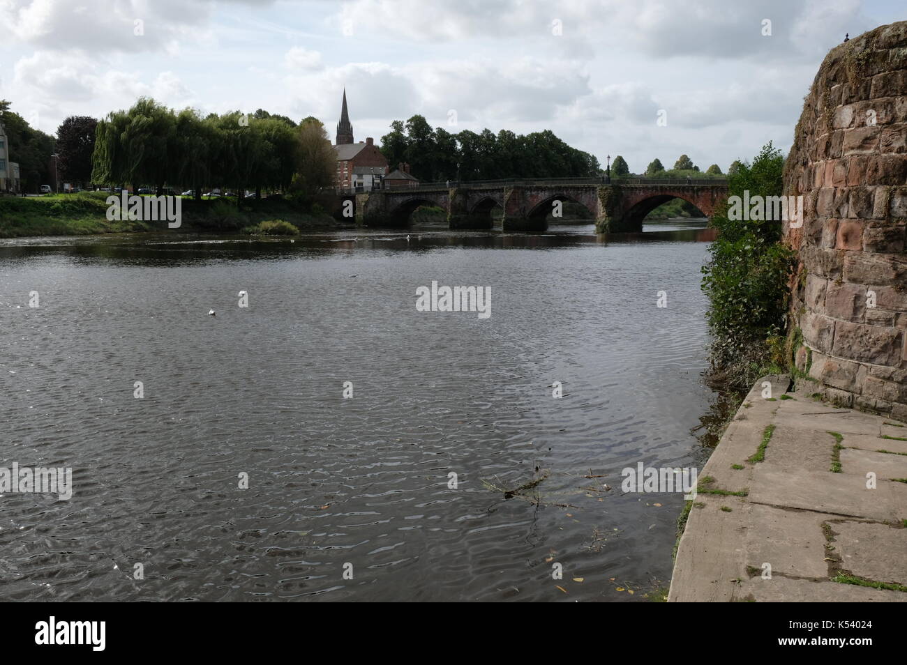 Chester, Cheshire, River Dee, Stilvoll, Modern, Blühend, Georgisch, Römische Stadtmauer, Dee Banken, Bootsverleih, Bootsfahrten, Weir, Bandenstand, Tourist. Stockfoto