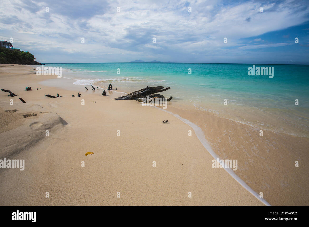 Das türkisfarbene Meer an Ffryes Beach, Antigua und Barbuda Stockfoto