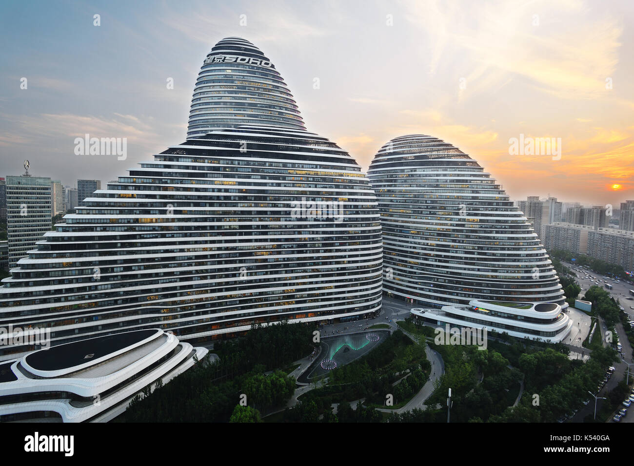 Beijing Wangjing SOHO bei Sonnenuntergang Stockfoto