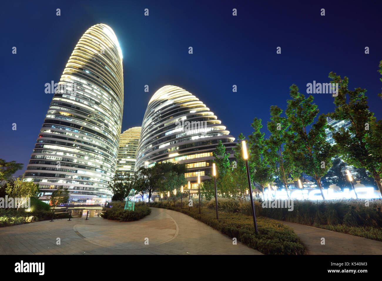 Beijing Wangjing SOHO bei Nacht Stockfoto